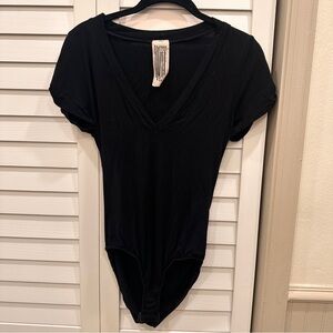 Free People Black folded Sleeve v neck t-shirt Bodysuit size Small